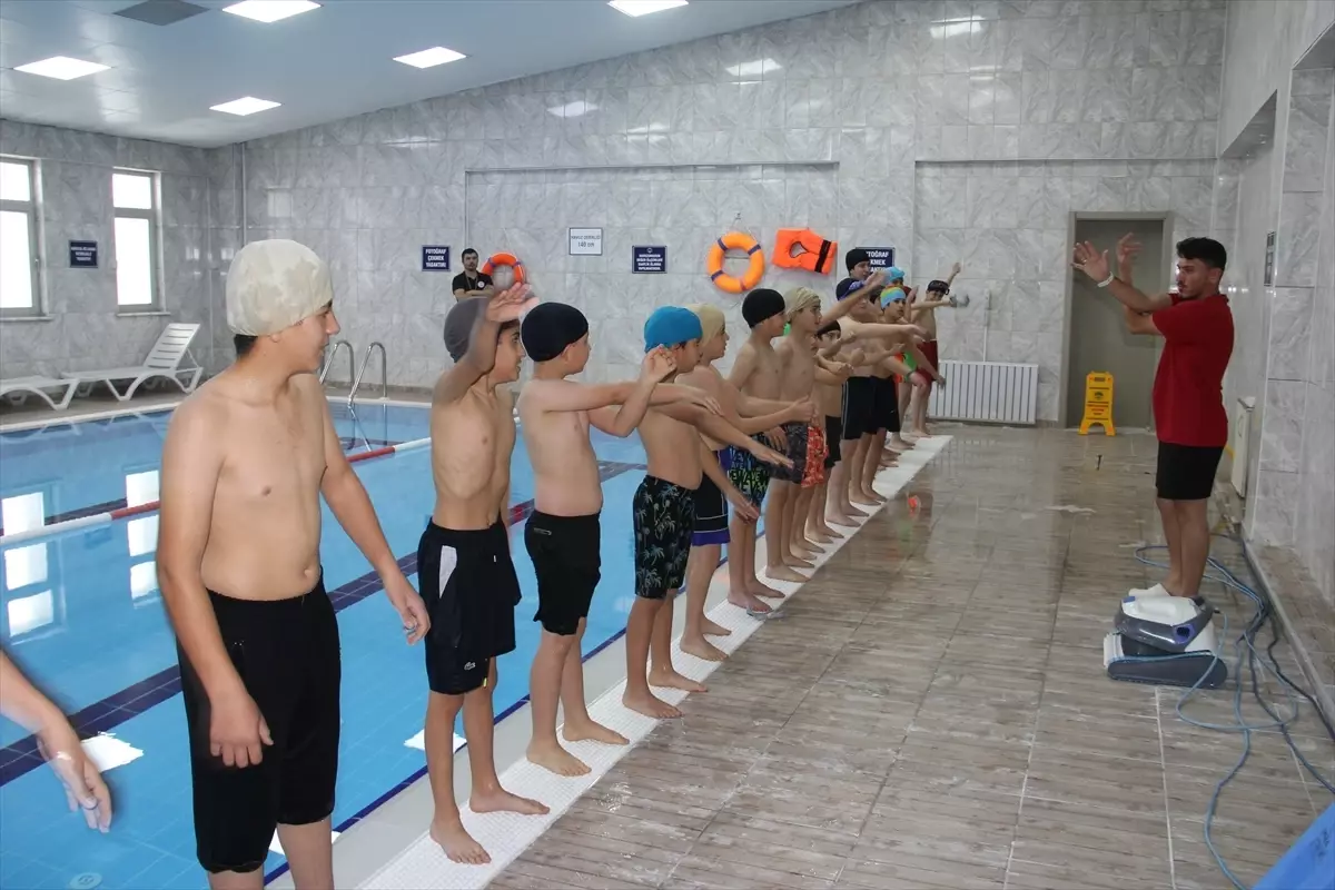 Kayseri'de Çocuklar Yüzmeyi Ücretsiz Öğreniyor