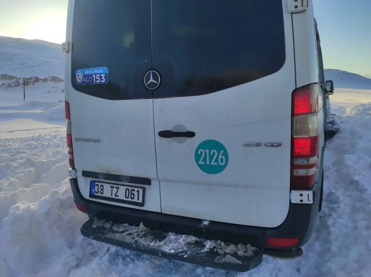 Kayseri'de Minibüs ve Taksi Çarpıştı: 16 Yaralı