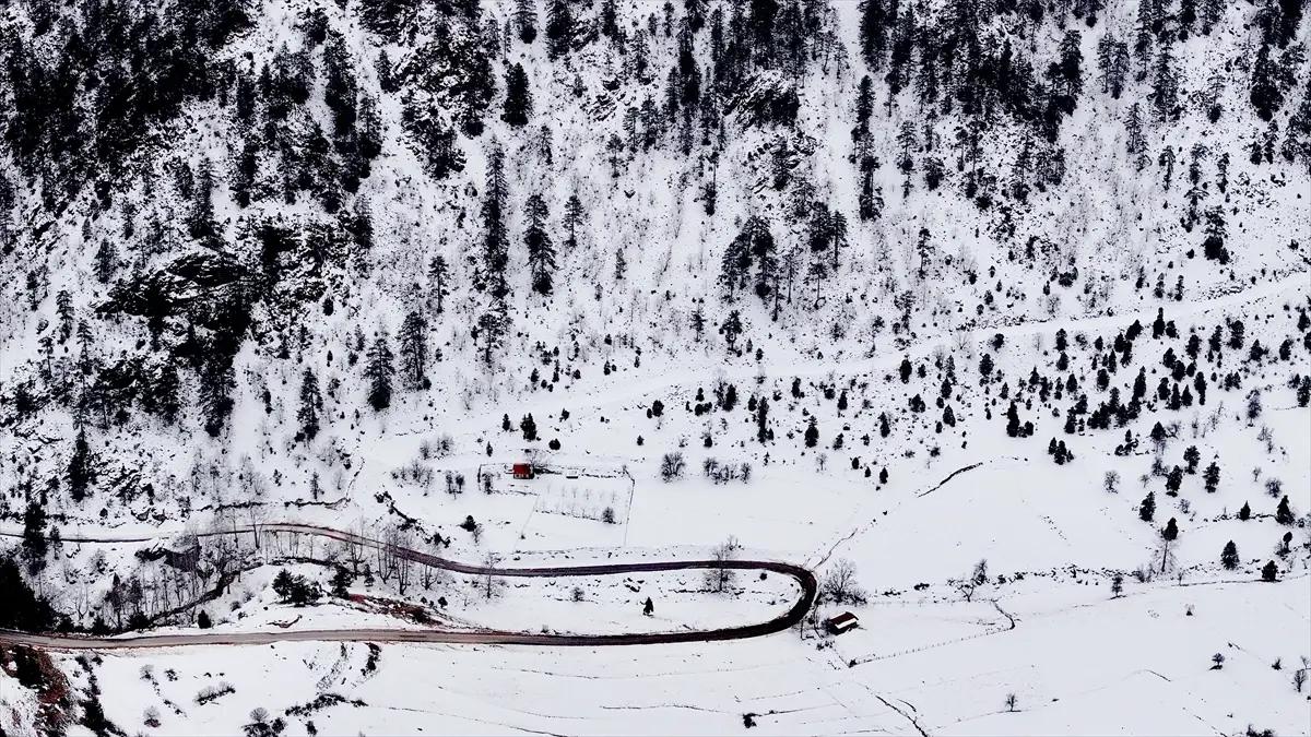 Aladağlar'da Kar Manzarası