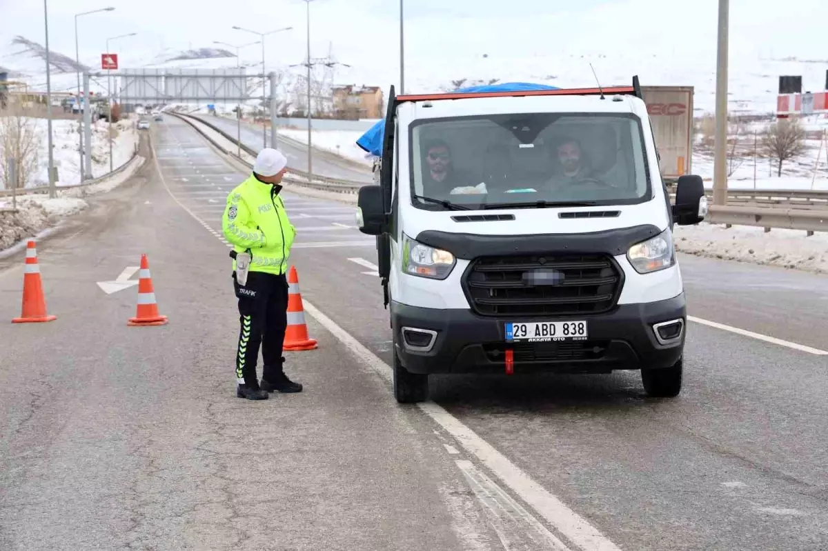 Sivas-Kayseri Yolu Fırtına Nedeniyle Kapatıldı