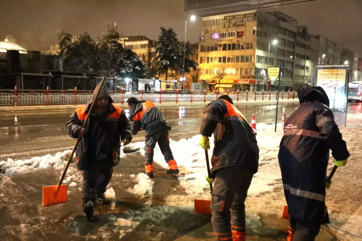 Kayseri'de Kar Temizleme Çalışmaları Devam Ediyor