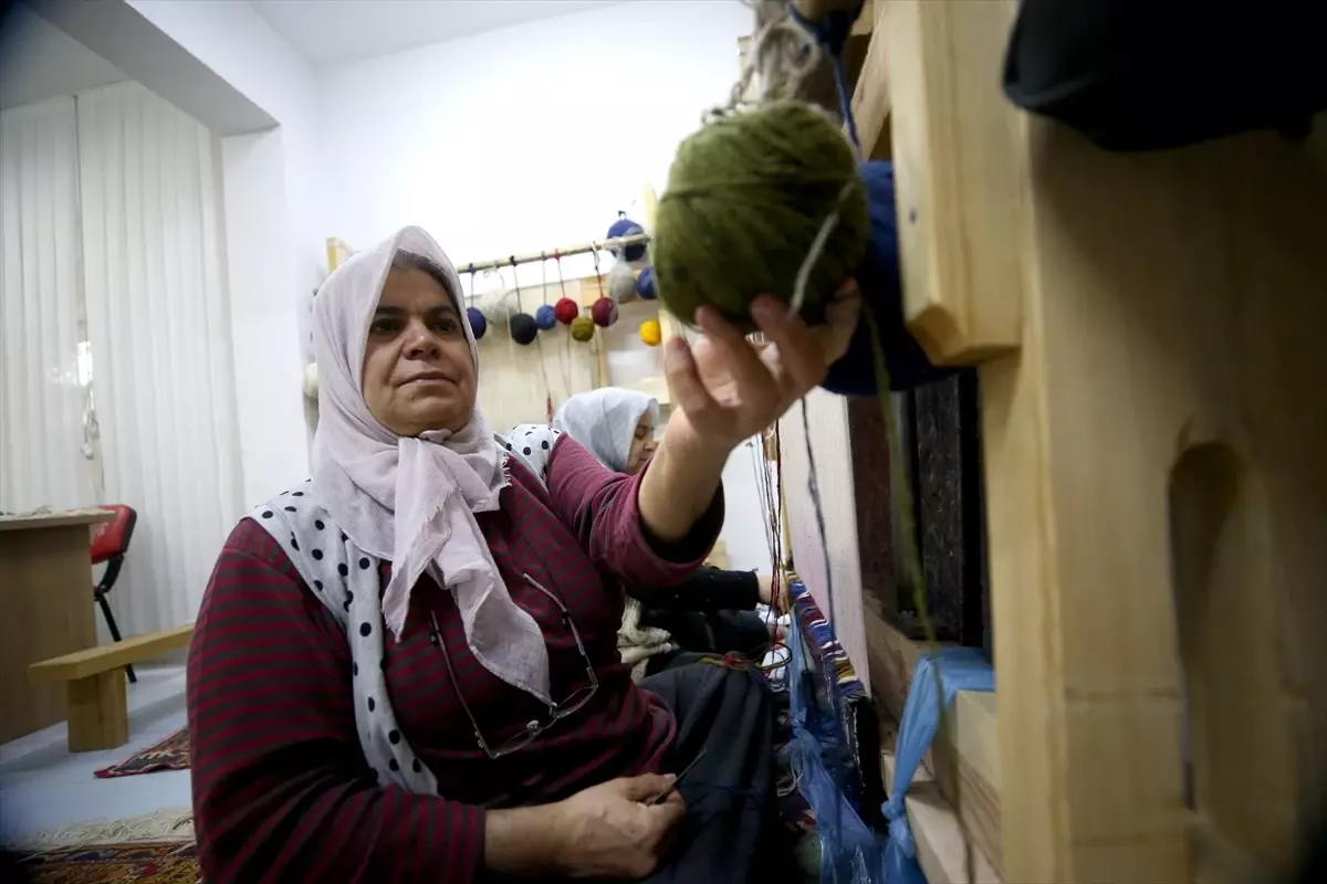 Halısı ile meşhur ilçede kadınlar 30 yıl sonra yeniden tezgah başına geçti