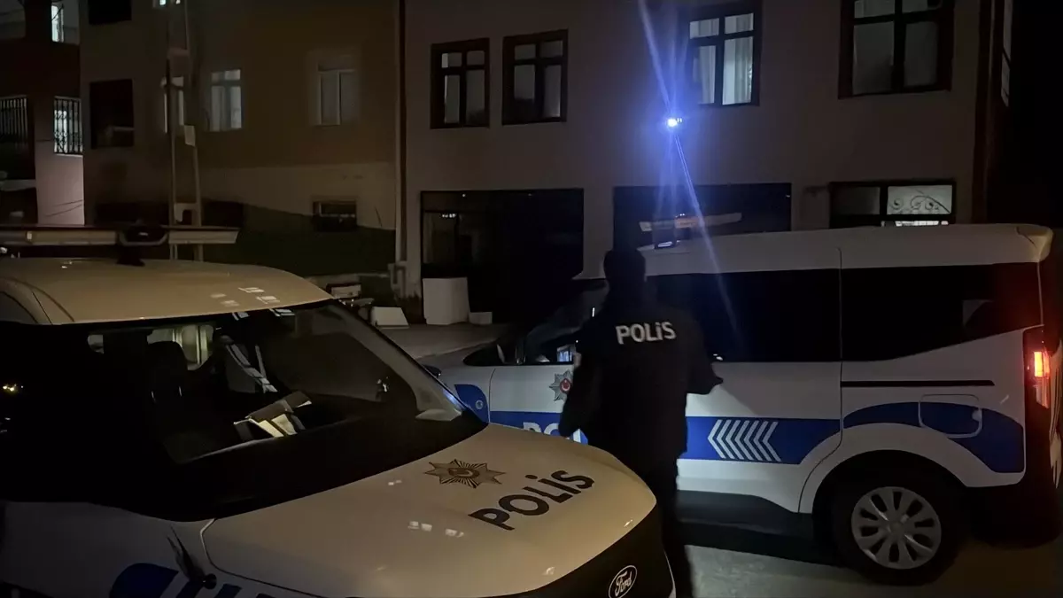 Kadın, Tartıştığı Erkek Arkadaşını Bıçaklayarak Öldürdü