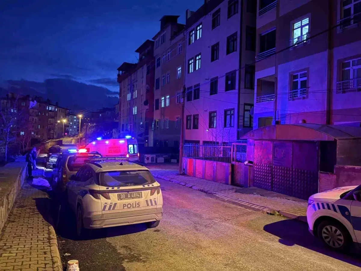 Kadın Arkadaşını Bıçaklayarak Öldürdü