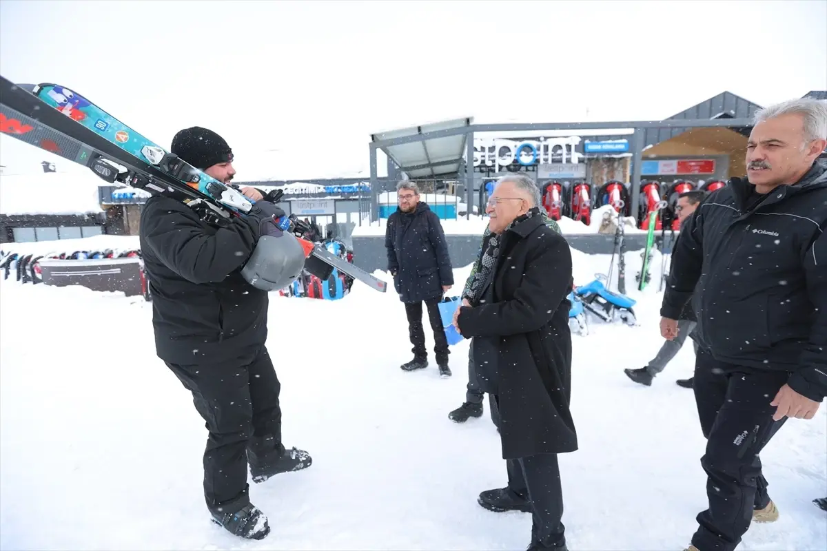 Büyükkılıç Erciyes'te Kayakseverlerle Buluştu