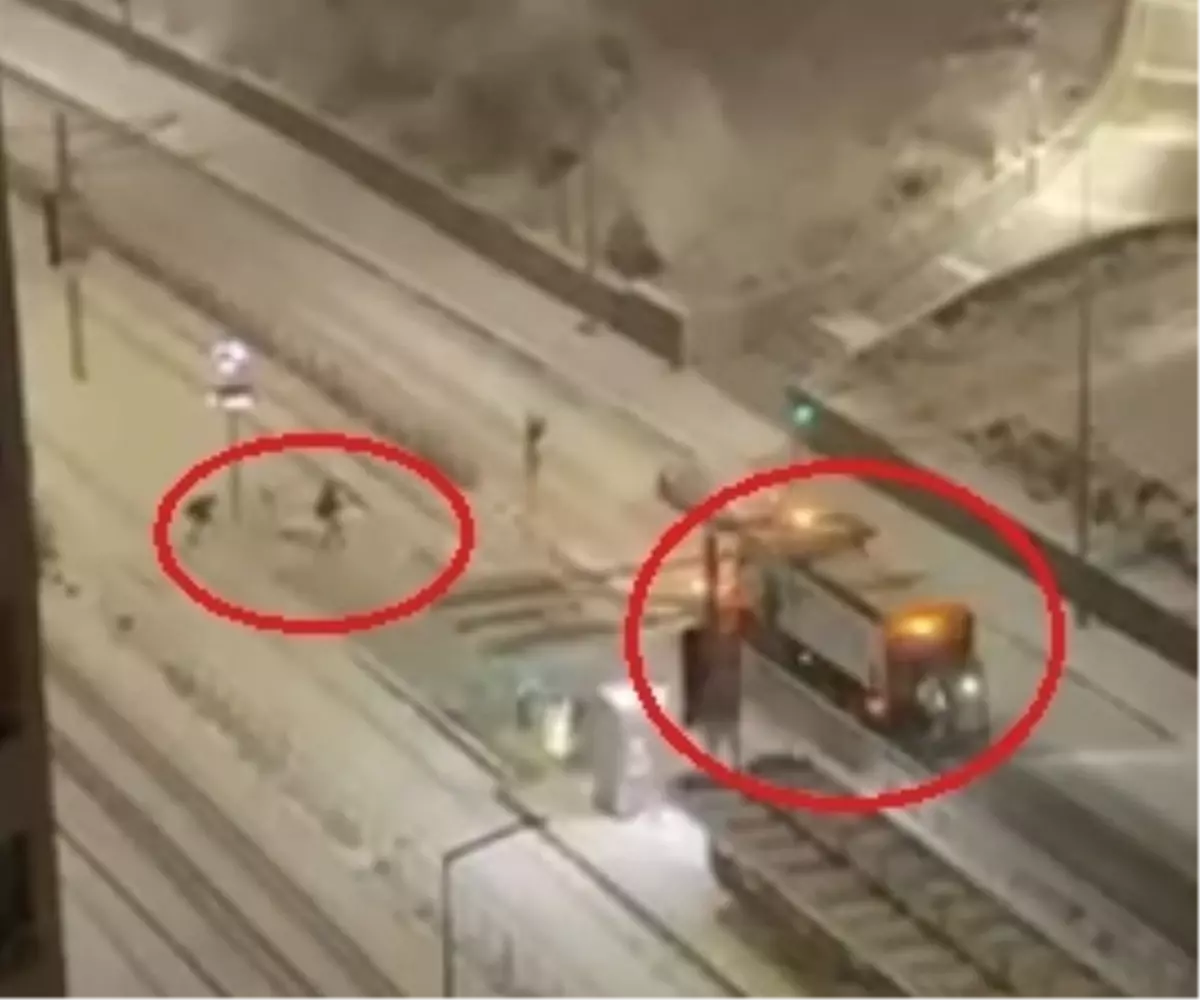 Kar topu isabet eden kar küreme aracı refüje çarptı