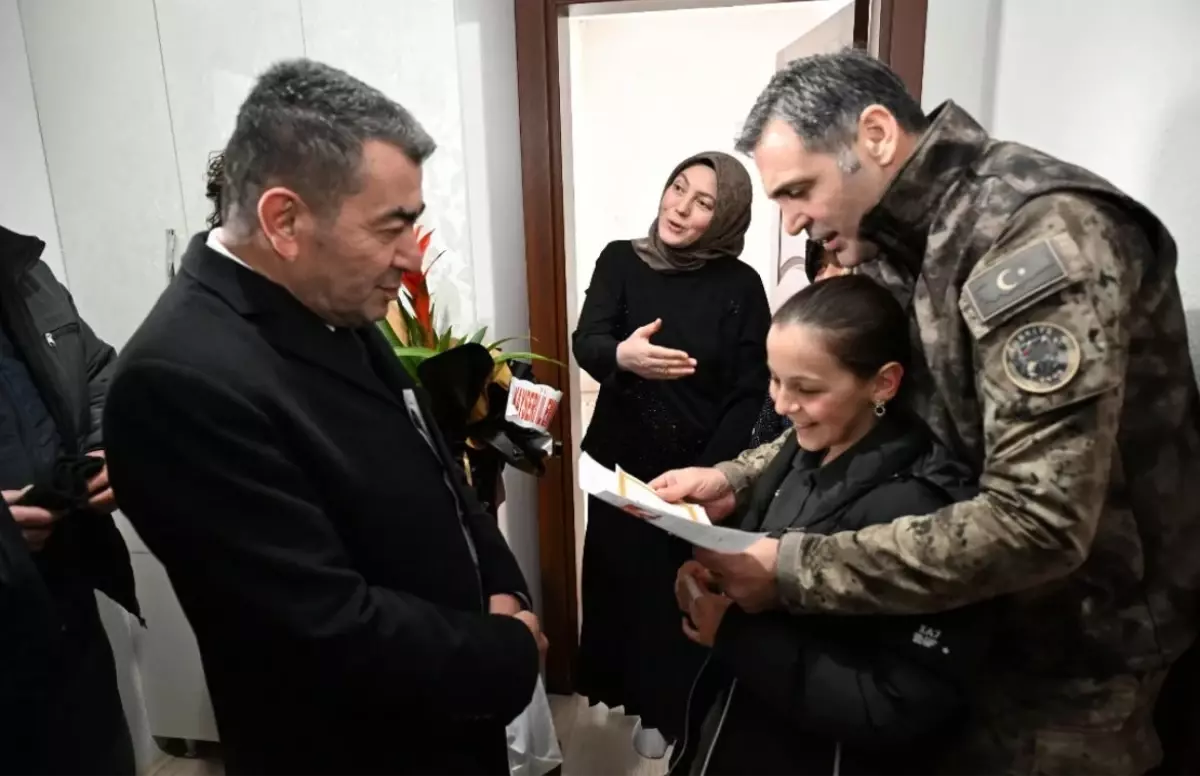 Emniyet müdüründen şehit kızına karne hediyesi