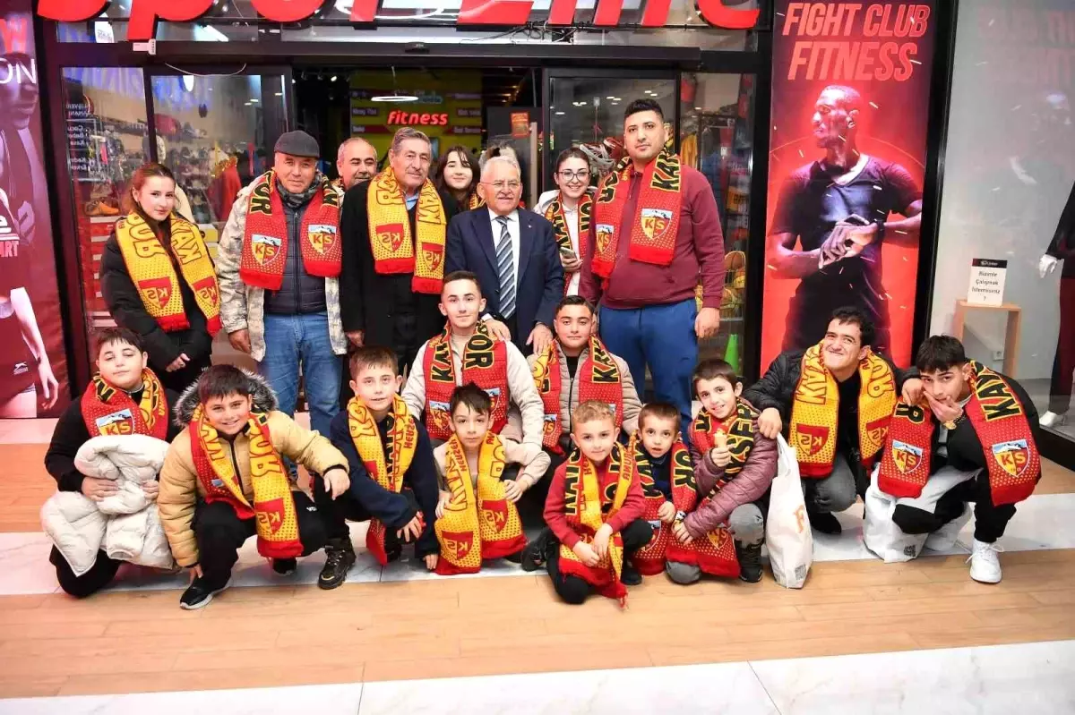 Başkan Büuyükkılıç, AVM'de esnaf ve vatandaşlarla buluştu