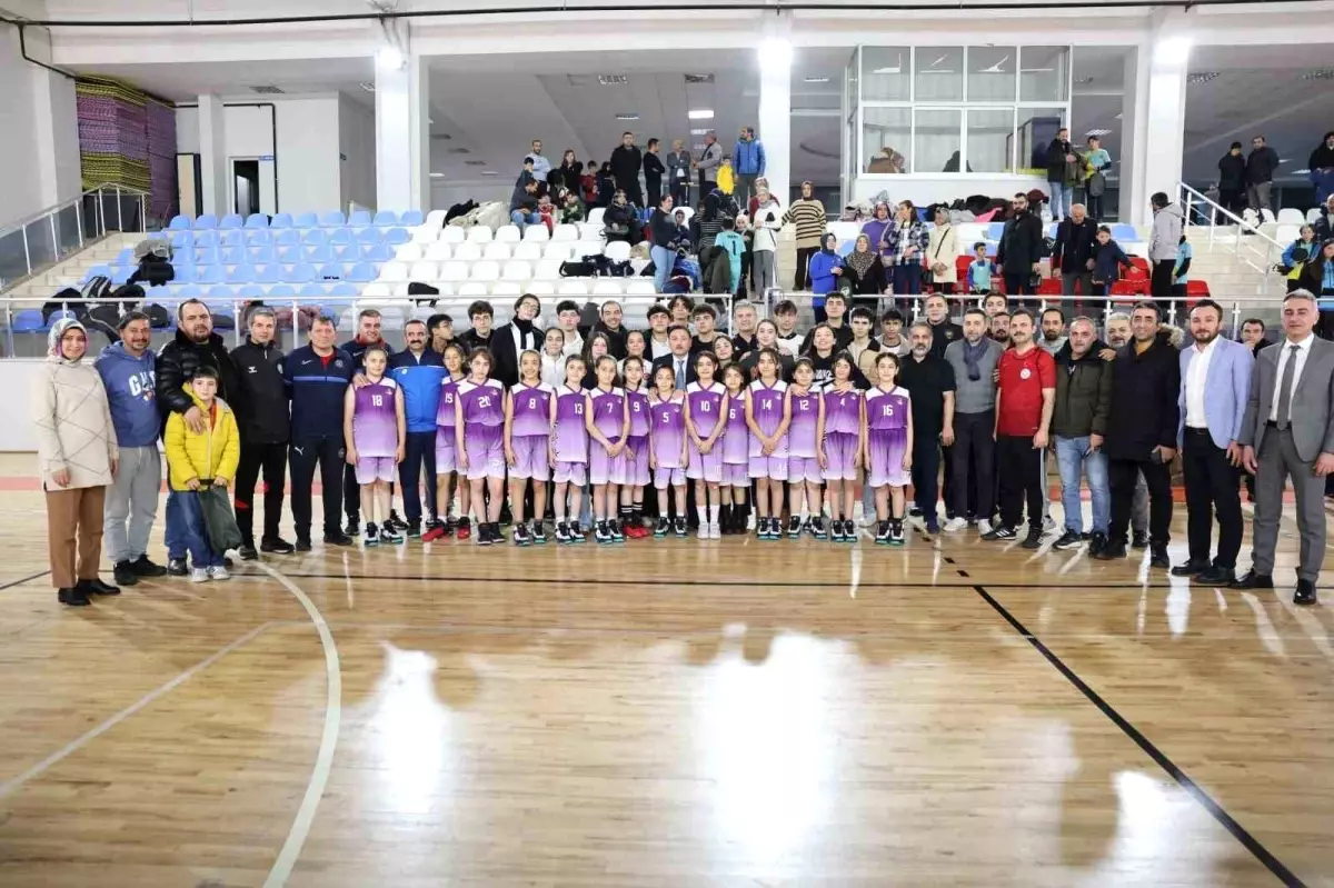 Şehir protokolü ile ERVA Sporcuları futbol maçında karşı karşıya geldi