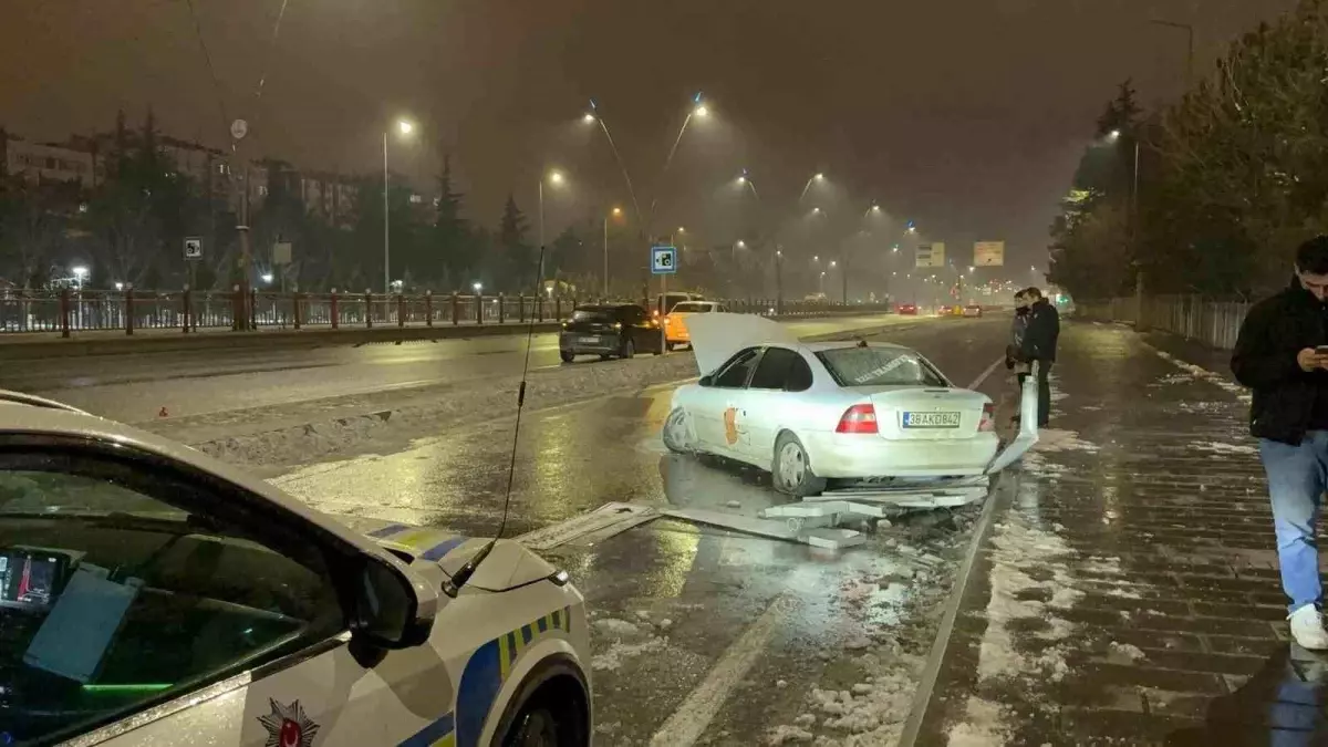Kayseri'de Trafik Kazası: Refüjden Uçtu