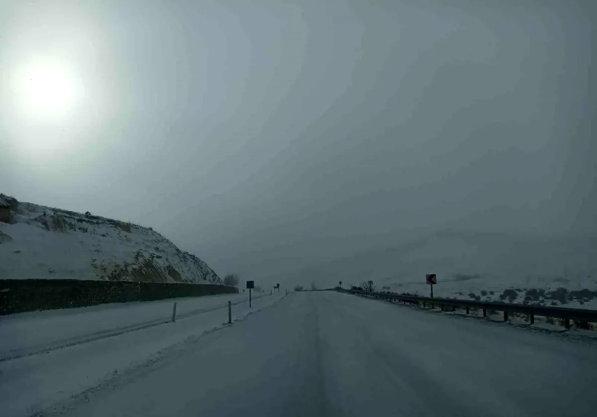 Gürün'de Kar Yağışı Yol Kapatıldı