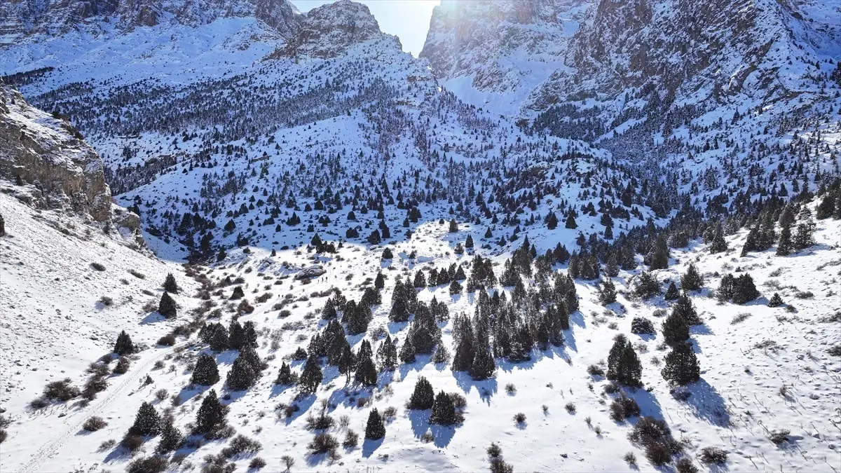 Aladağlar Milli Parkı Beyaza Büründü