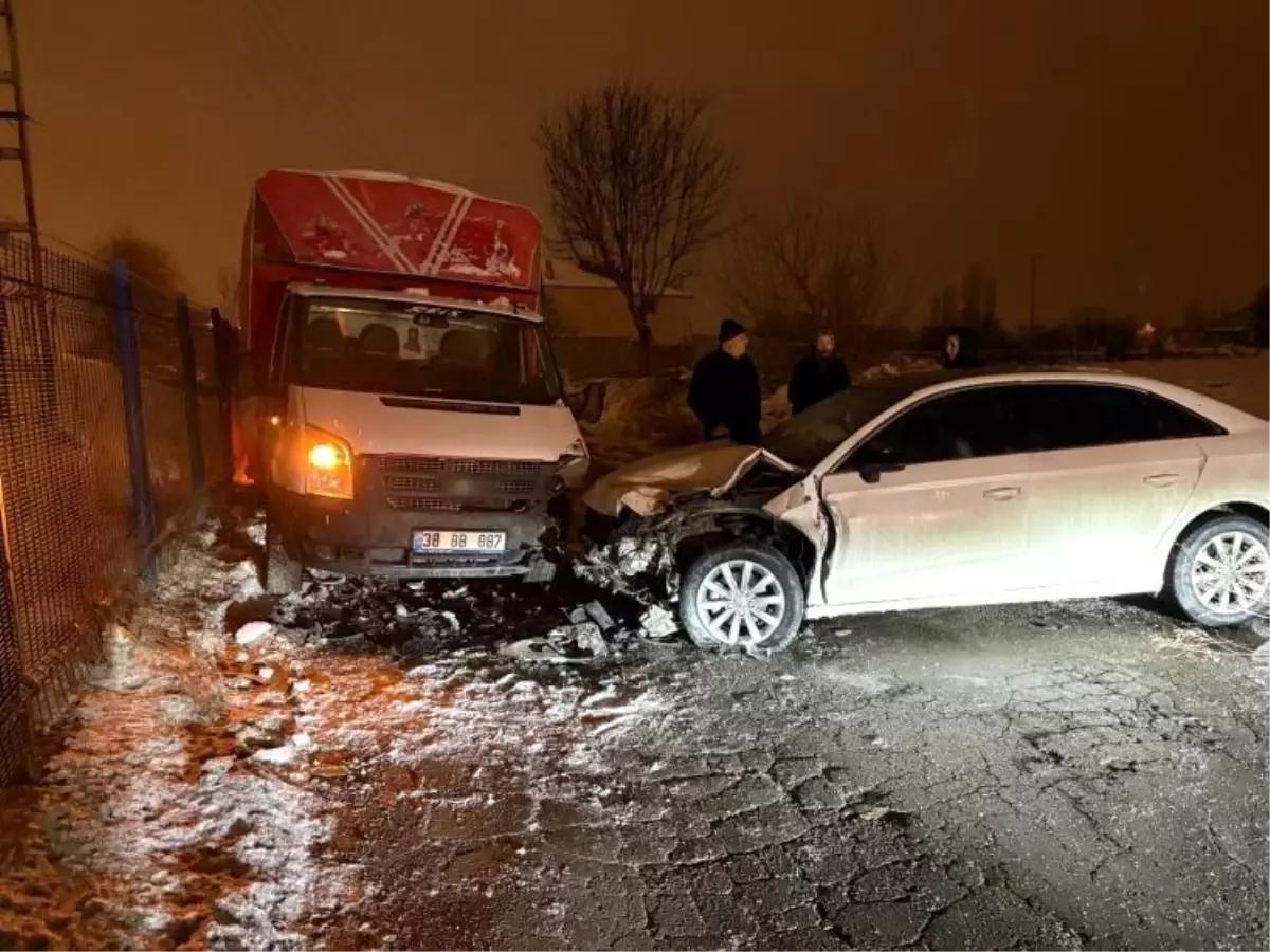 Kayseri'de Kafa Kafaya Kaza: 3 Yaralı