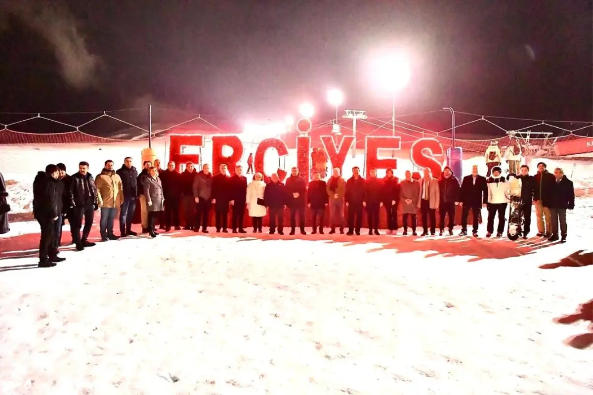 Bakan Tekin, Erciyes'te kayakseverlerle bir araya geldi