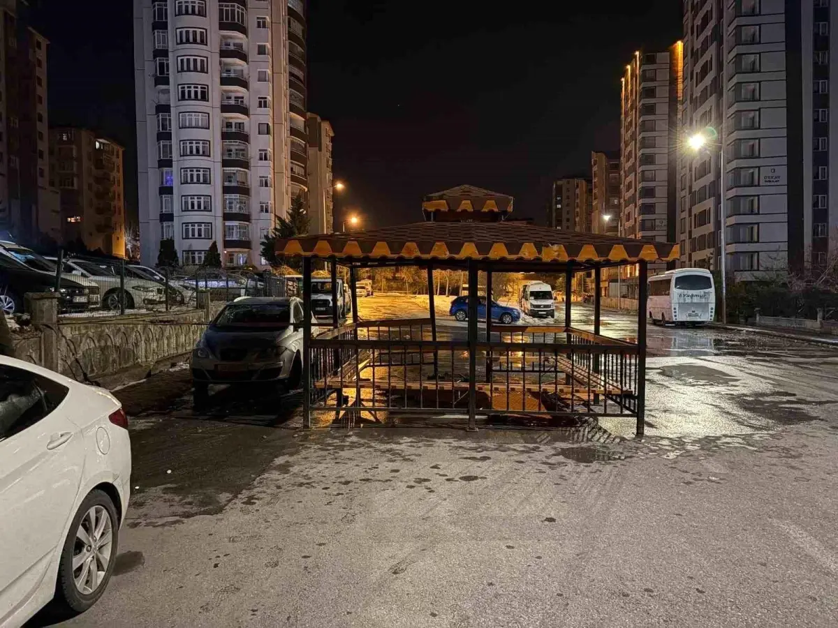 Kayseri'de Şiddetli Rüzgar Zarar Verdi