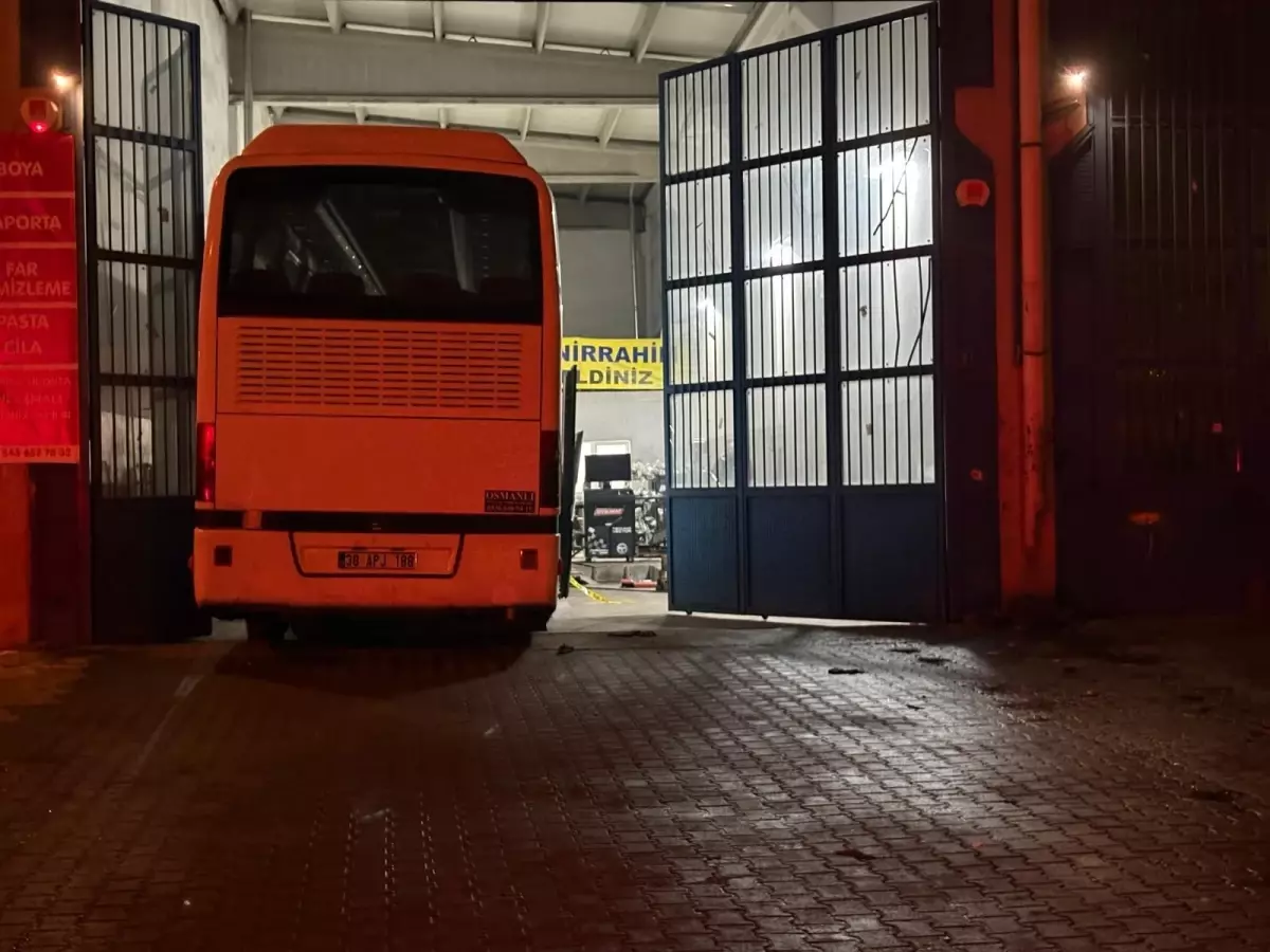 Bakım yaptığı otobüsün altında kalan tamirci hayatını kaybetti