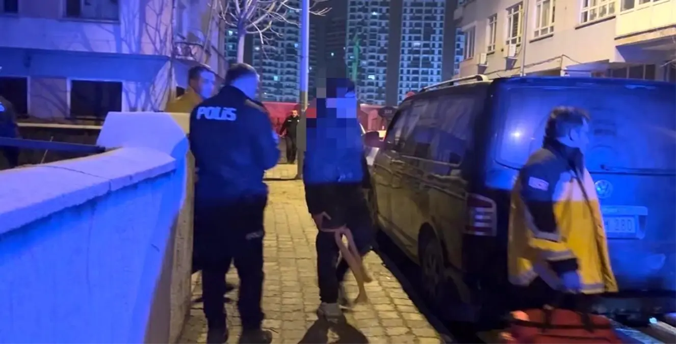 Sokak ortasında bıçaklanan 17 yaşındaki çocuk kanlar içinde binaya sığındı
