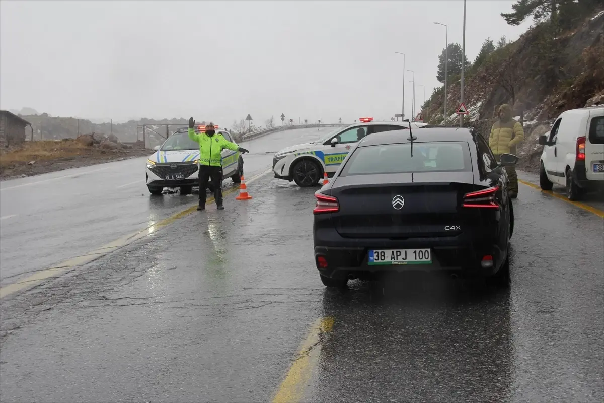 Erciyes'e Ulaşım Kapandı