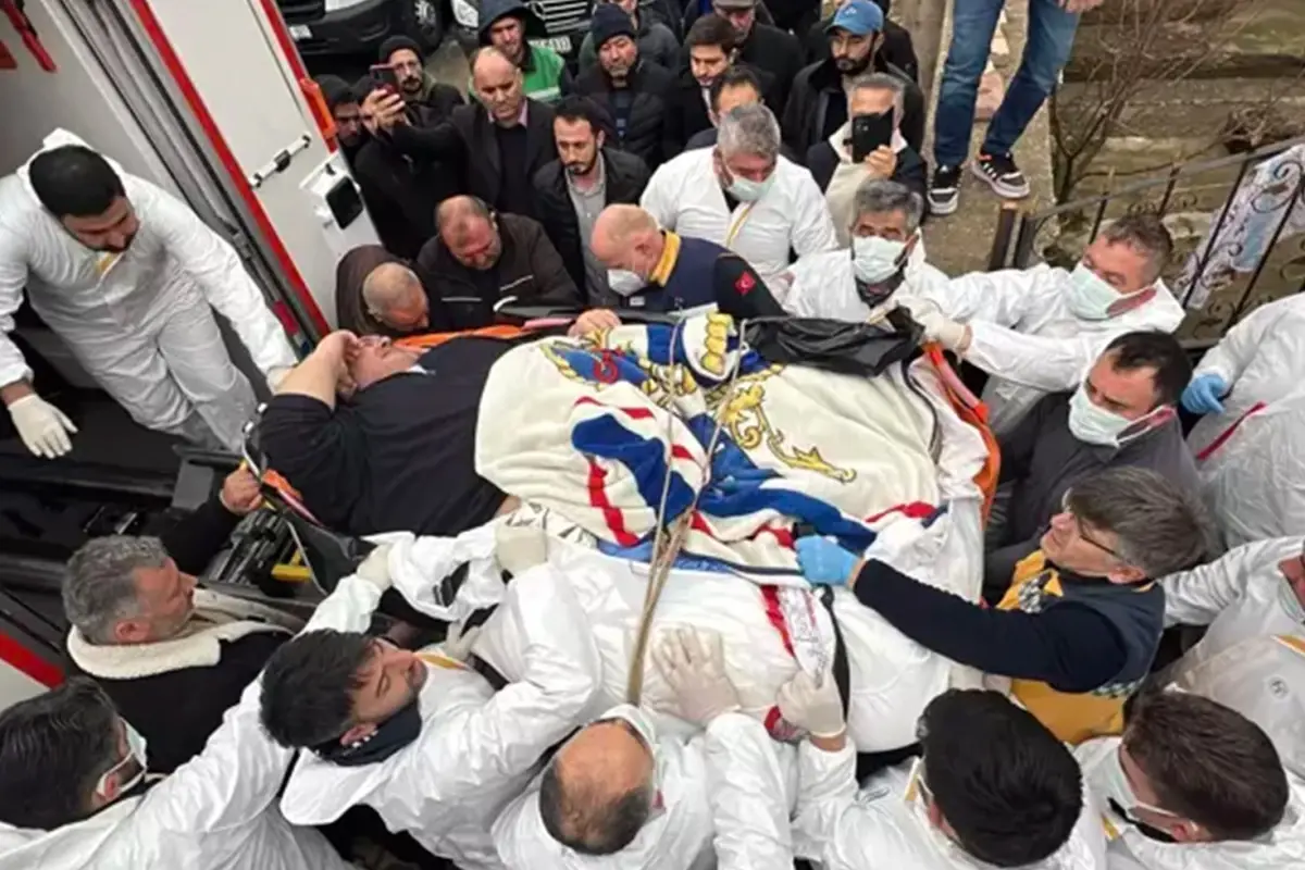 300 kilo adamı duvarı kırıp özel ekiple evden çıkardılar! Her şey 12 yıl önce başlamış