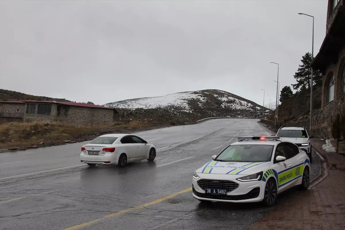 Erciyes Kayak Merkezi'ne Ulaşım Yeniden Açıldı