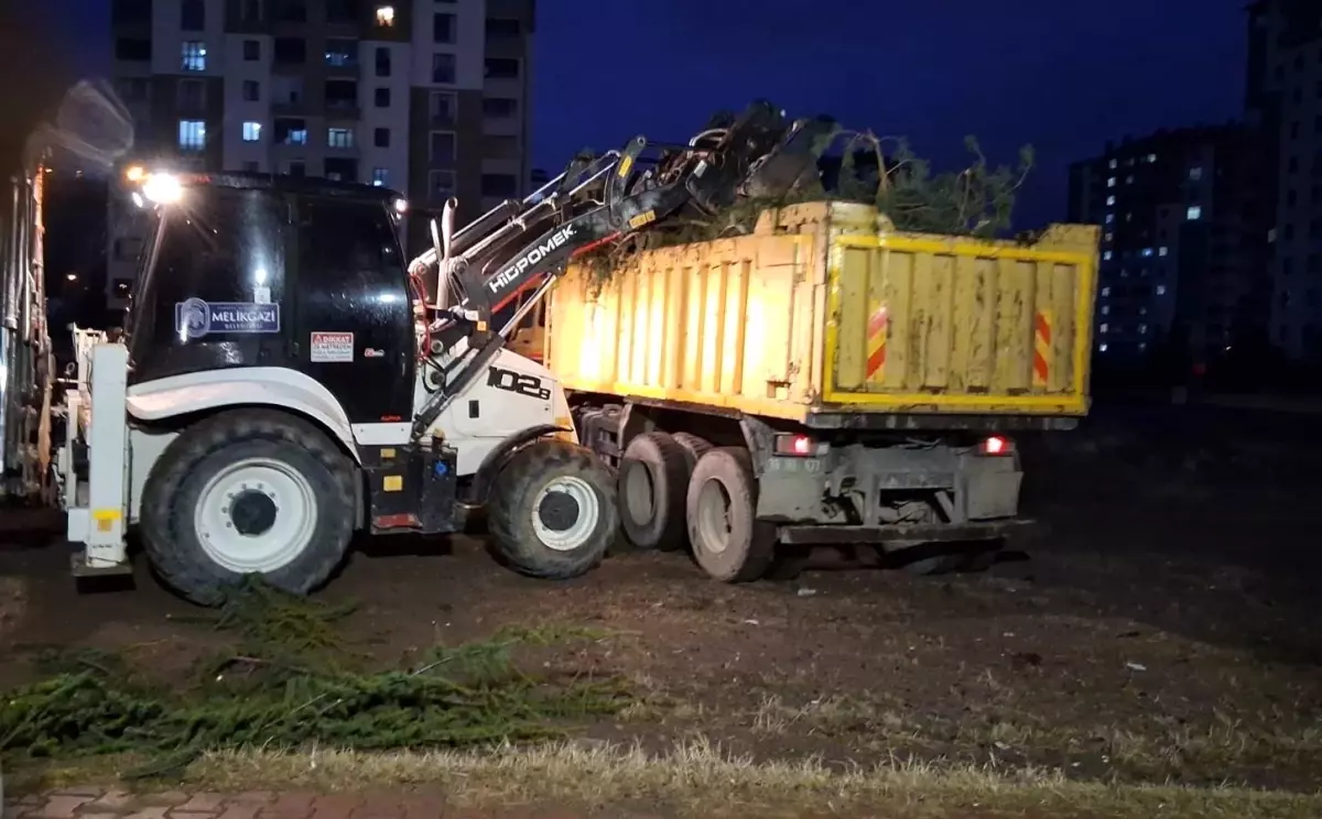 Melikgazi Belediyesi ekipleri rüzgar mesaisinde