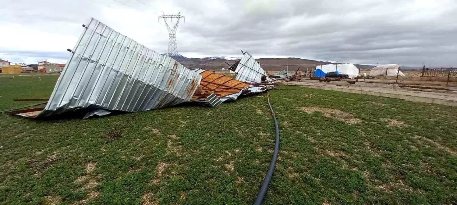 Develi'de Şiddetli Rüzgar Ahır Çatısını Uçurdu