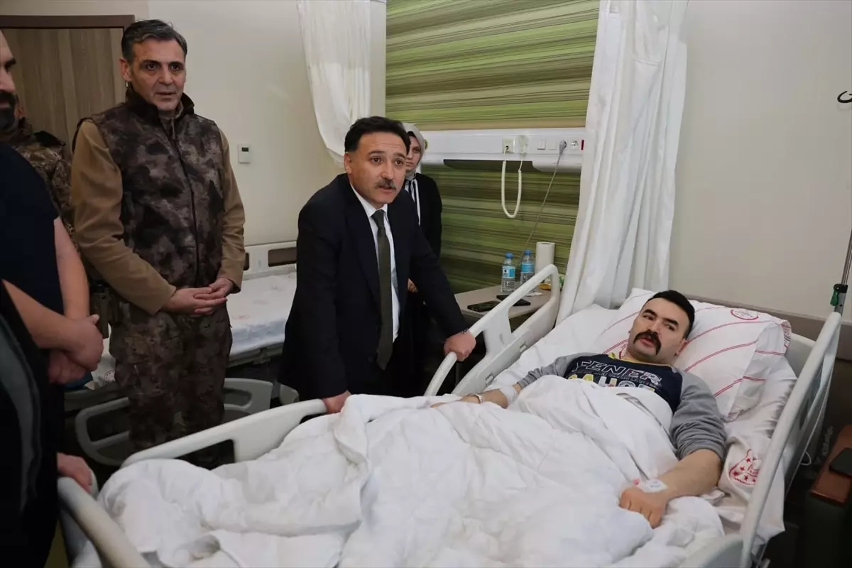 Bakan Çiftçi'den Yaralı Polise Moral Ziyareti