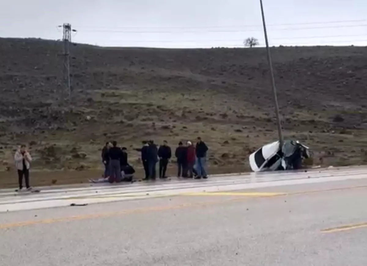 Kayseri'de Kaza: Otomobil Direğe Çarptı