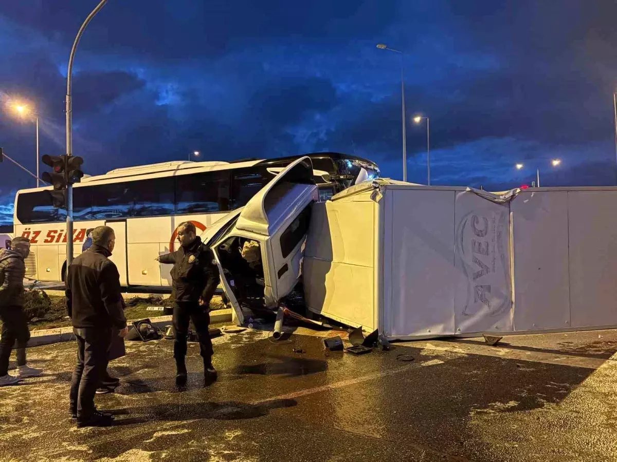 Kayseri'de Otobüs ile Kamyonet Çarpıştı: 5 Yaralı