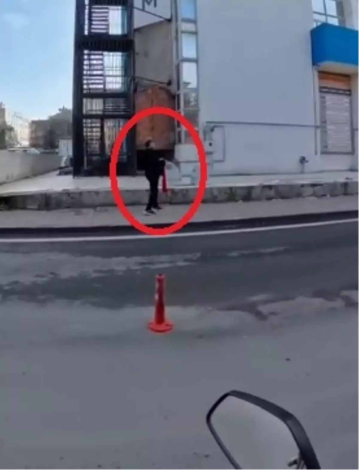 14 yaşındaki çocuk yerde gördüğü Türk bayrağını öperek kaldırdı