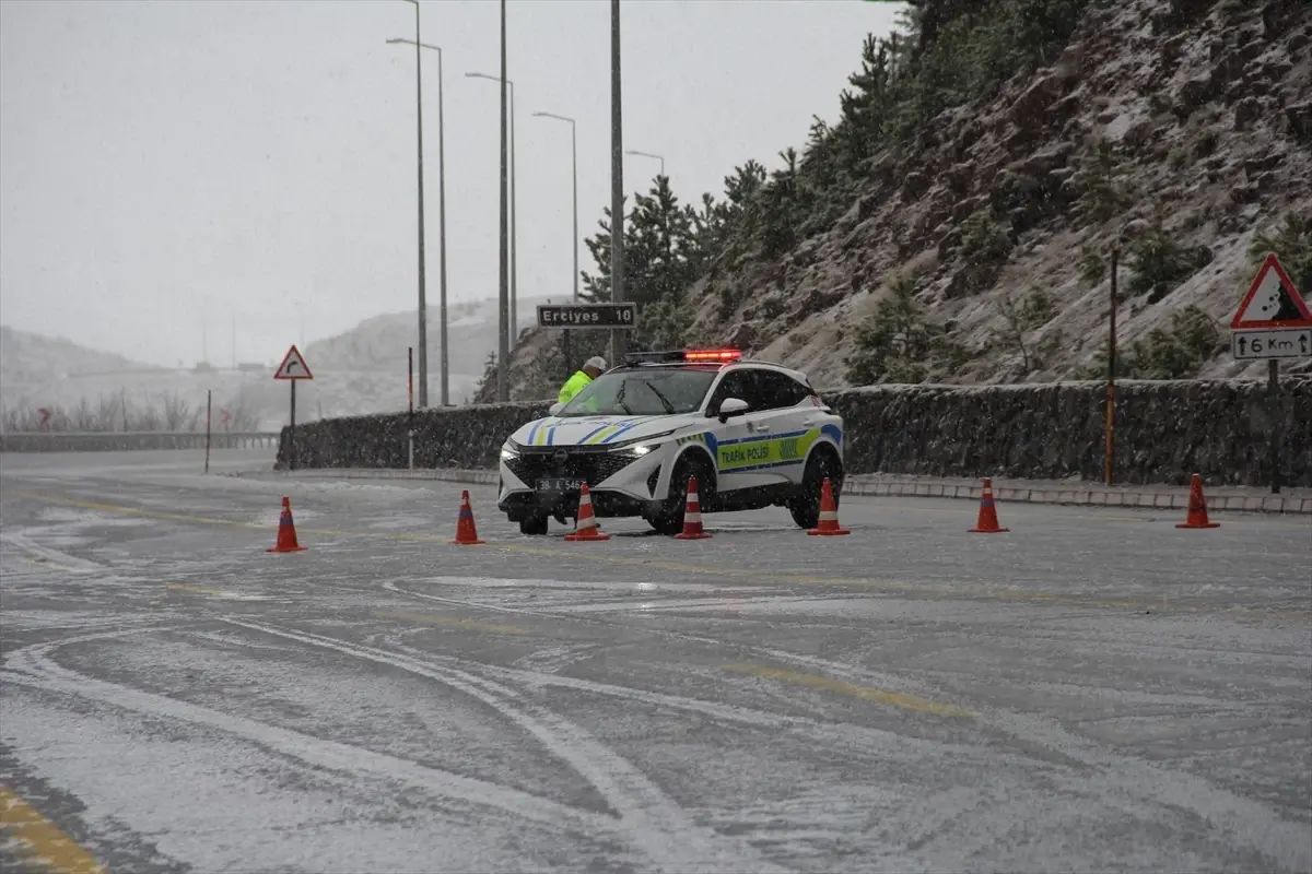 Erciyes'e Giden Yol Kar Yağışı Nedeniyle Kapandı