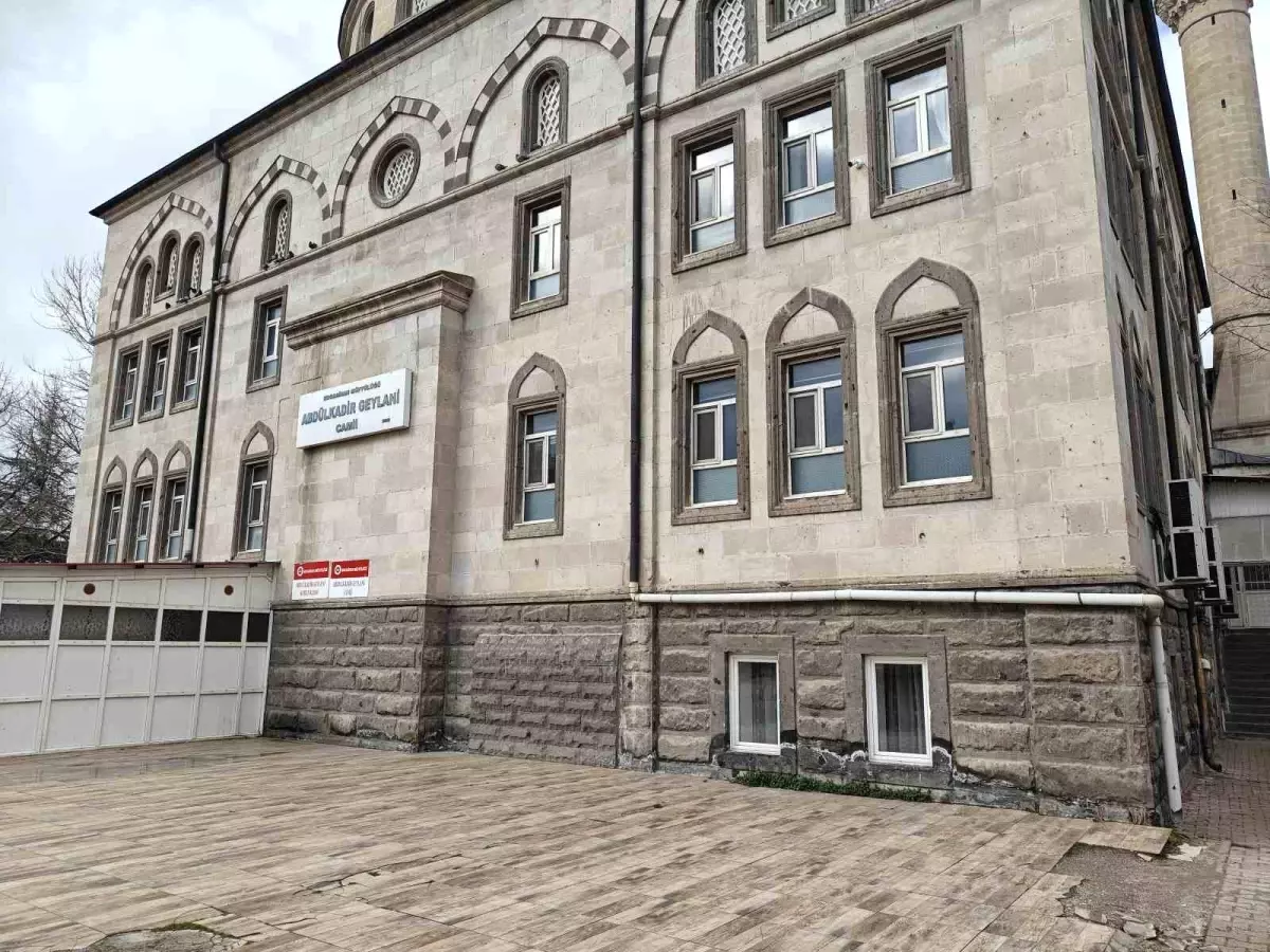 Camiye Torpil Atan Çocuk Yakalandı