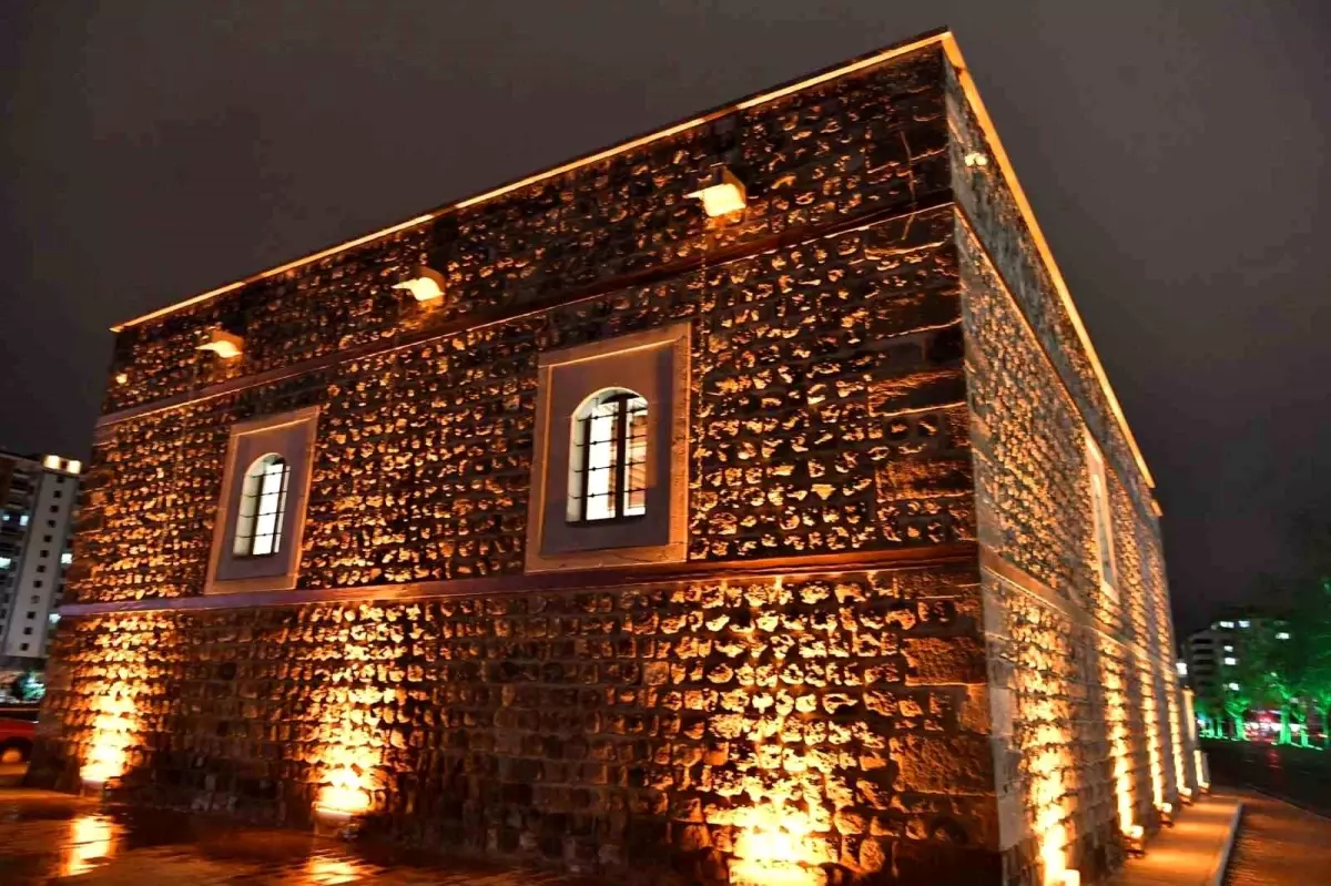 Tarihi Tasmakıran Camii'nde restorasyon sonrası ilk teravih heyecanı