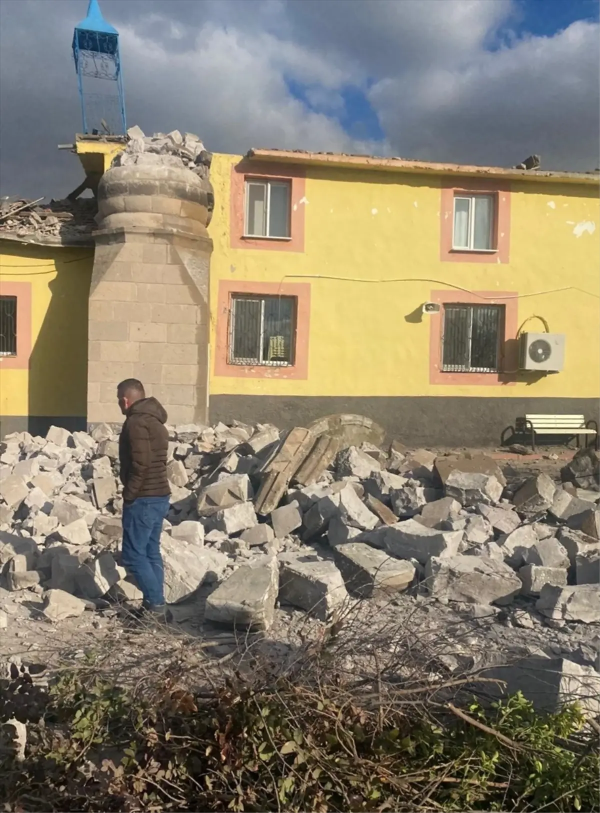 Kayseri'de Hasar Gören Minare Kontrollü Yıkıldı