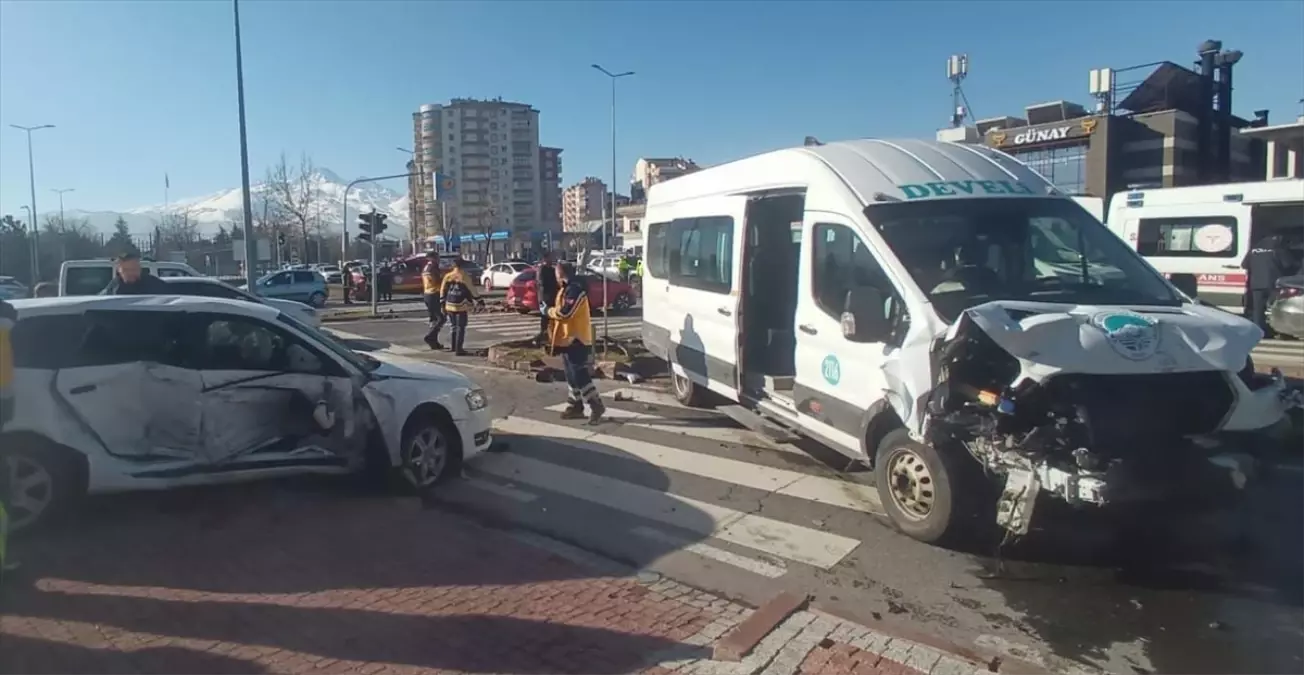 Kayseri'de Minibüs ve Otomobil Çarpıştı: 14 Yaralı