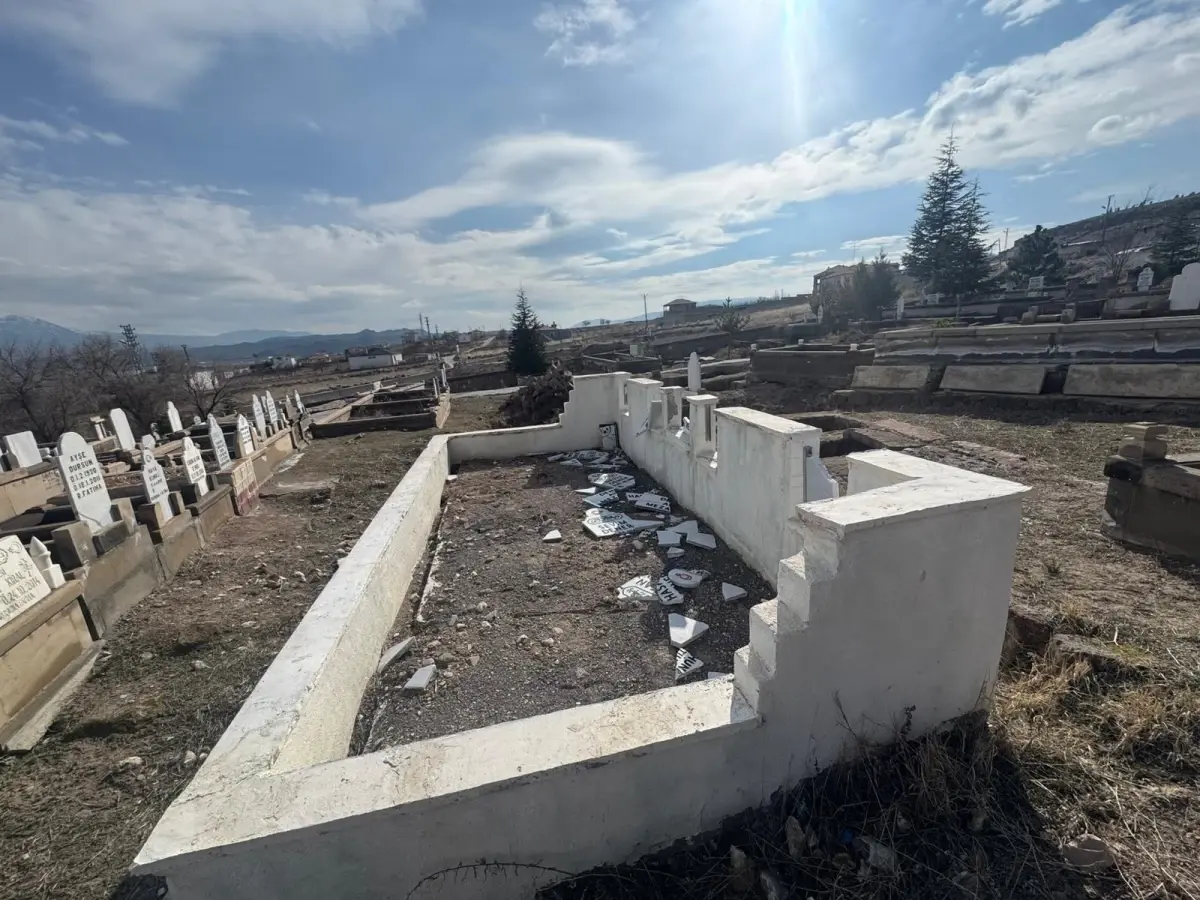Kayseri'de Aile Mezarlığına Zarar Verildi