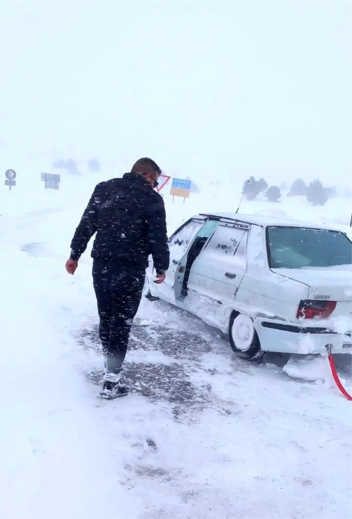Kayseri'de Kar Yağışı Yolları Kapattı