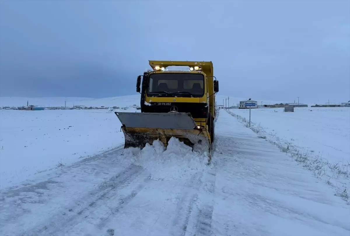 Kayseri'de Kar Yolları Açıldı
