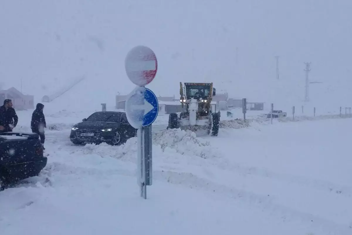 Kahramanmaraş'ta kar ve tipi ulaşımı felç etti