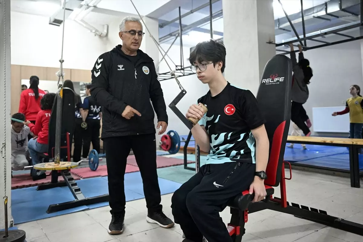 Serebral palsili Muhammed Ömer, 'bileğinin gücüyle' hayata tutundu