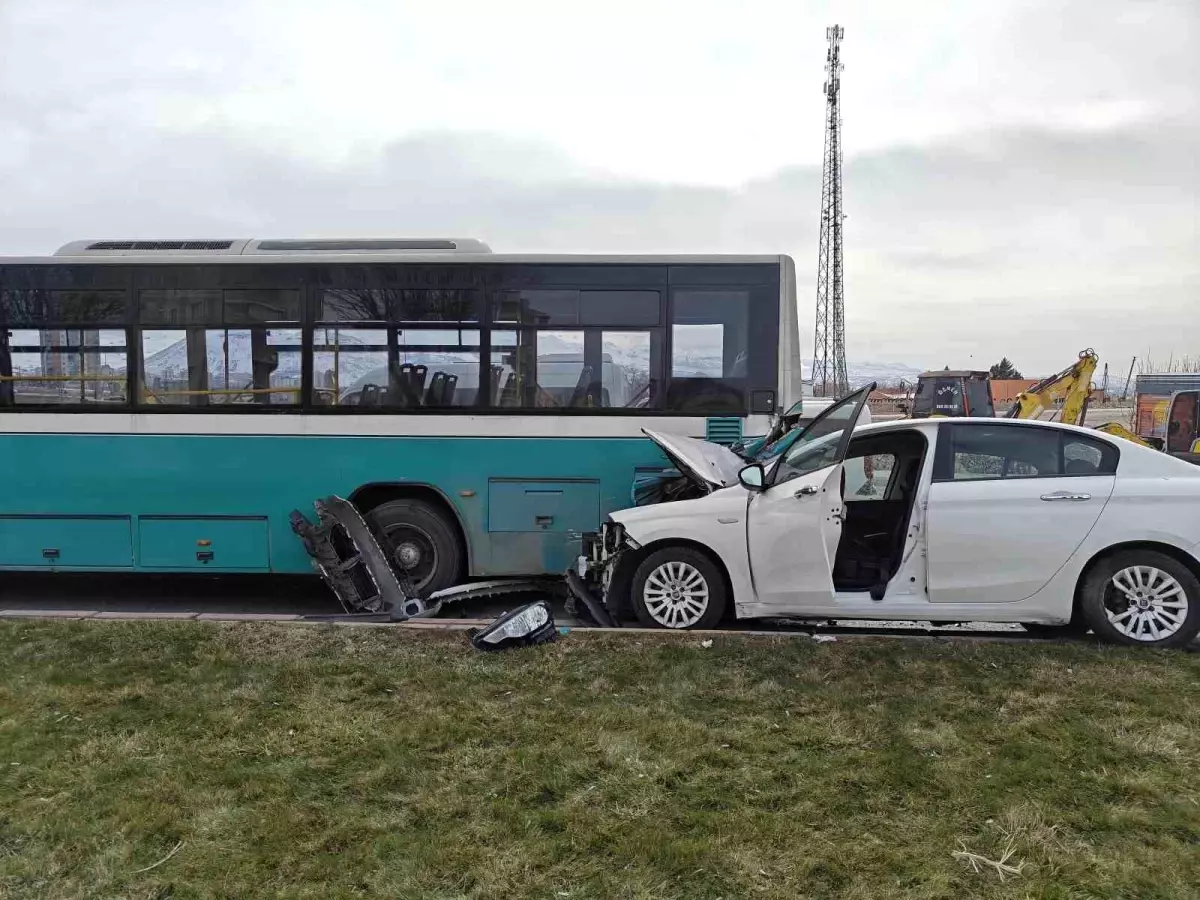 Kayseri'de Otomobilin Halk Otobüsüne Çarpması