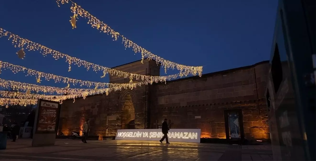 Hunat Hatun Camisi Ramazan Işıklarıyla Süslendi