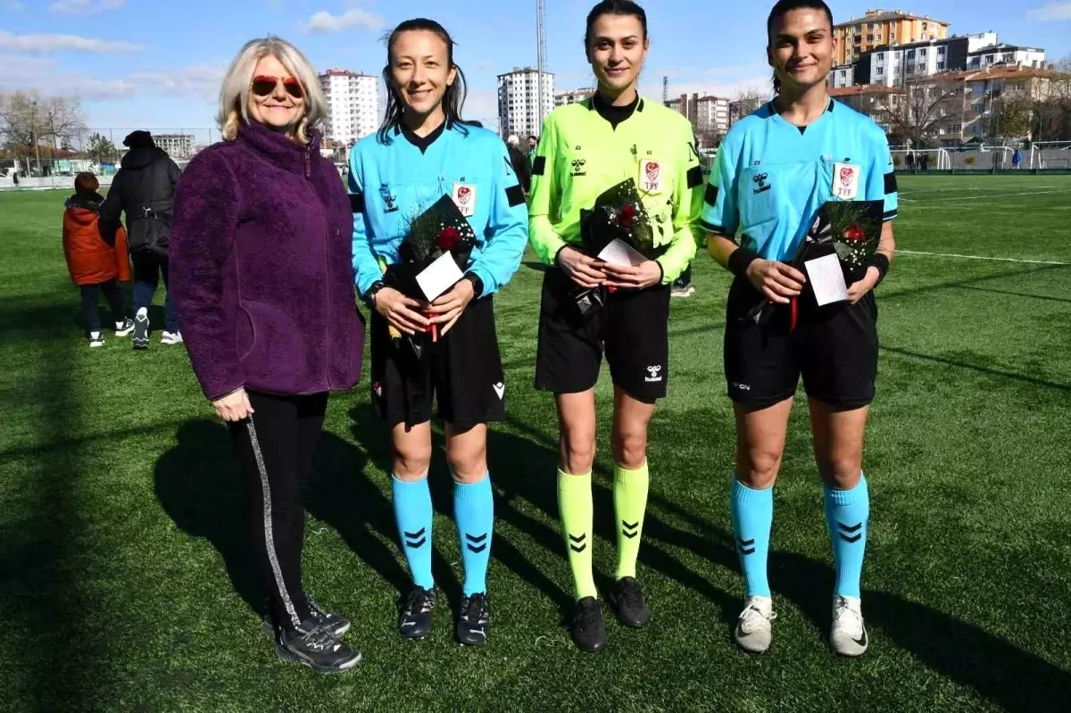 Kayseri'de Kadın Hakemlere 8 Mart Kutlaması