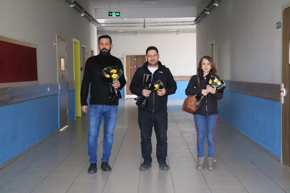 Fatma Nur öğretmenin anısına 650 meslektaşına çiçek dağıttılar