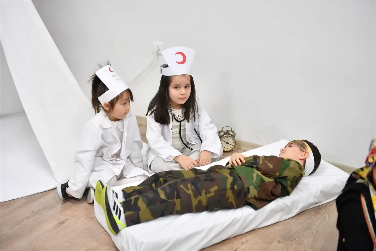 Kayseri'de Çanakkale Şehitlerini Anma Programı'nda öğrenciler ulu çınarlarla buluştu