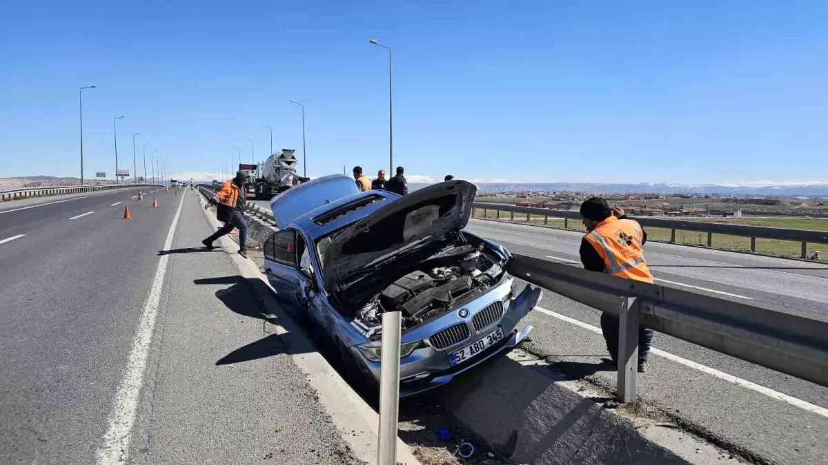 Kayseri'de trafik kazası: Sürücü sıkıştı