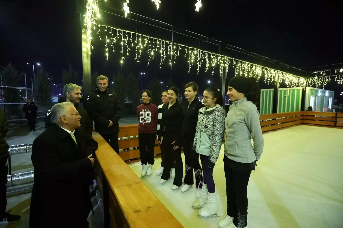 Kayseri'ye Açık Hava Buz Pateni Pisti