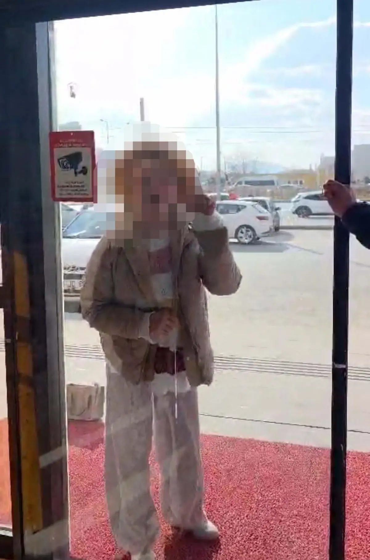 Fark ücretine itiraz eden kadın eczaneye saldırdı!