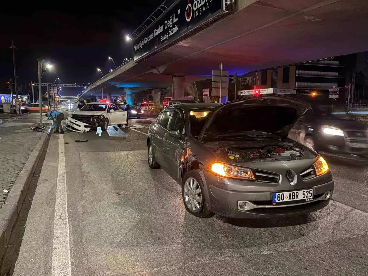 İki otomobil çarpıştı: 1 yaralı