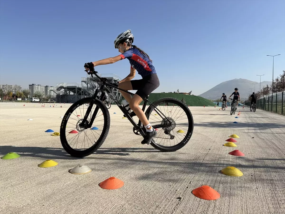 Kayseri'de Recep Tayyip Erdoğan Millet Bahçesi'ndeki BMX parkuru ilgi görüyor